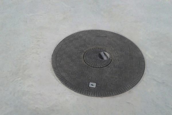 Lightweight Fibrelite covers allow safe manual removal at up to F900 load ratings