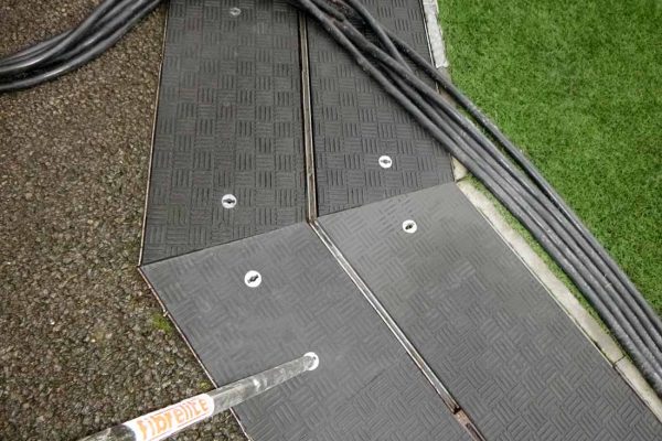 All Fibrelite trench covers can be safely removed manually by 2 people using the FL7 lifting handles