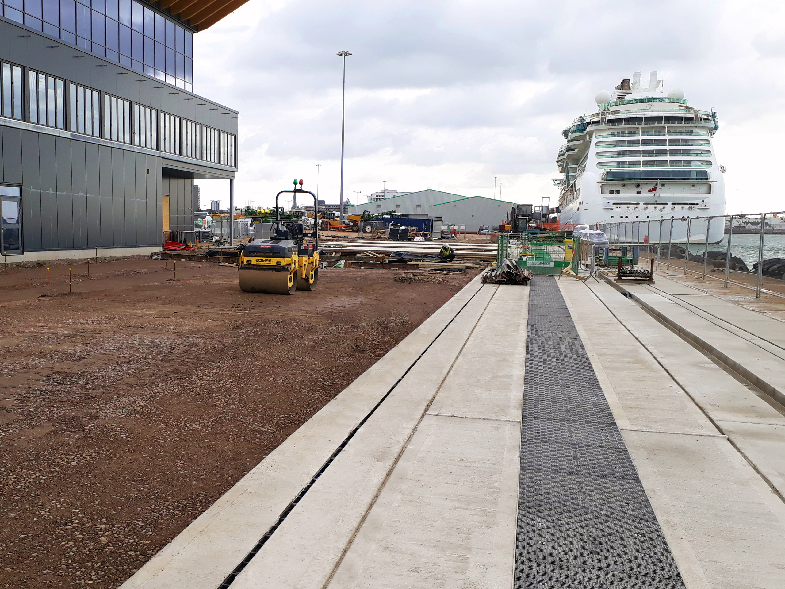 Tampons composite Fibrelite en capacité de charge F900 (90 tonnes) sur un caniveau situé sur un quai pour bateaux de croisière a cruise ship terminal